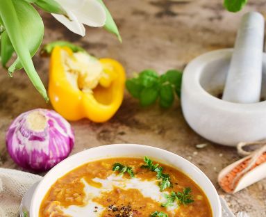Dhal-indyjska zupa z czerwonej soczewicy z mleczkiem kokosowym