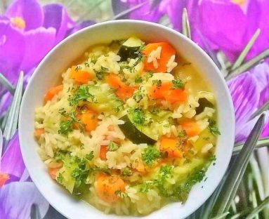 Zupa ryżowa z warzywami na domowym rosole