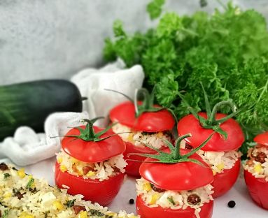 Nadziewana cukinia i pomidory zapiekane w ziołowym masełku