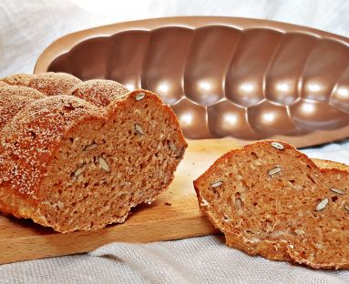 Paprykowy chleb łyżką mieszany z pestkami dyni