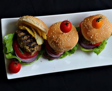 Policzki wieprzowe podane jako mini burgery