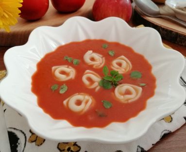 Domowa zupa pomidorowa z jabłkami