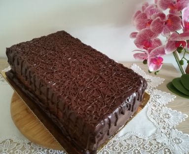 Tort prostokątny w polewie czekoladowej