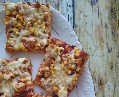 Domowa pizza z kurczakiem i kukurydzą