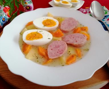 Prosta zupa chrzanowa z jajkiem i kiełbaską