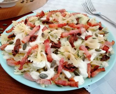 Makaronowa sałatka z serem mozzarella , suszonymi pomidorami i boczkiem