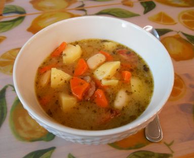 Zupa fasolowa z kiełbasą i ziemniakami
