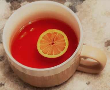 Rozgrzewająca herbata z nalewką owocową