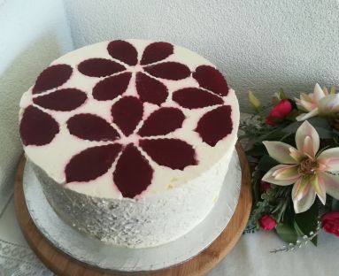 Tort w kwiatki z galaretką z truskawkami