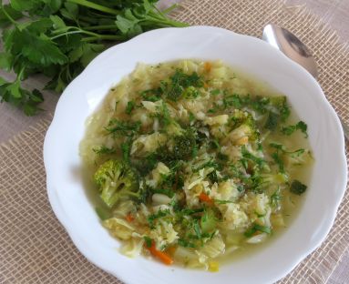 Zupa z zielonych warzyw z komosą ryżową