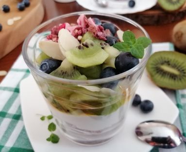 Deser z jogurtem , musli i owocami