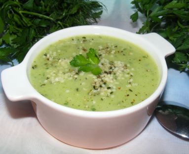 Kremowa zupa kalafiorowo-brokułowa z ziarnami konopi