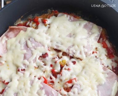Bezglutenowa pizza z patelni z papryką i szynką