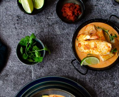 Czerwone curry z rybą i krewetkami