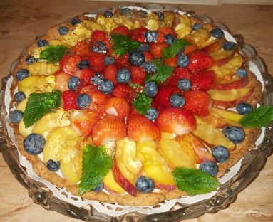 Tarta z kremem mascarpone i owocami