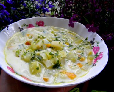 Pyszna zupa z młodych warzyw na maśle i z mlekiem