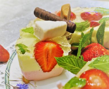 Liliana - jogurtowy deser z galaretką i truskawkami
