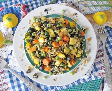 Sałatka ryżowa z młodymi warzywami, czarnymi oliwkami i skórką pomarańczy