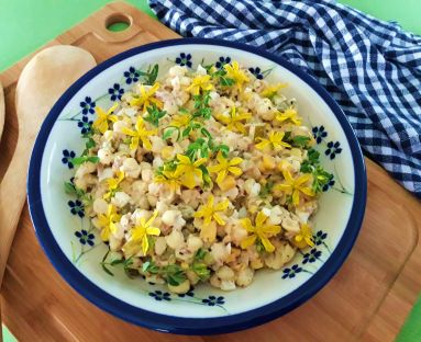 Makaronowa sałatka z tuńczykiem i jajkiem pod kwiatami dziurawca - wersja wakacyjna