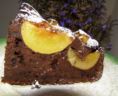 Pyszne ciasto kakaowe z borówką leśną i gruszkami