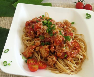 Spaghetti z sosem mięsno-pomidorowym