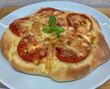 Mini pizza z pomidorami i mozzarellą