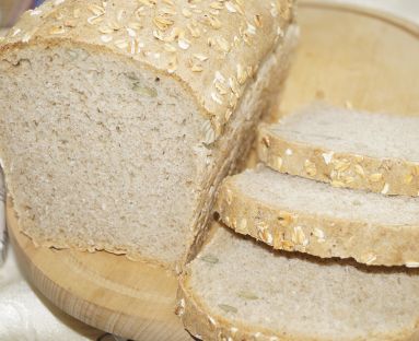 Chleb z mąki pełnoziarnistej z ziarnami dyni