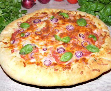 Pizza z serami, boczkiem, salami i czerwona cebulką