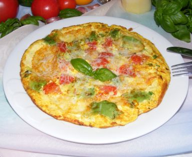 Omlet z awokado, pomidorami i mozzarellą
