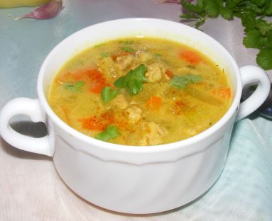 Zupa curry z mięsem mielony, cukinią, papryką i mleczkiem kokosowym