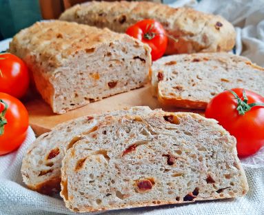 Chleb z suszonymi pomidorami i bazylią