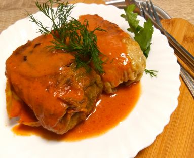 Gołąbki z kapusty włoskiej to jedno z ulubionych dań wielu Polaków. Ile gospodyń tyle przepisów na te pyszne danie. Ja dzisiaj przedstawiam przepis na gołąbki z kapusty włoskiej w sosie pomidorowym.
