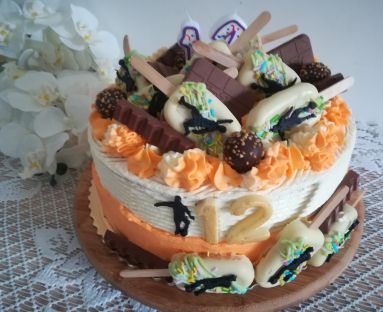 Tort urodzinowy ze słodyczami