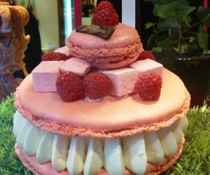 różowy tort makaronikowy w Paryżu