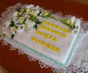 Tort na Komunię z żywymi kwiatami