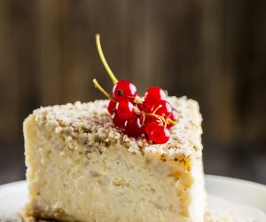 Polecamy: 10 świątecznych przepisów z książek kulinarnych - sernik marcepanowy z pudrem migdałowym