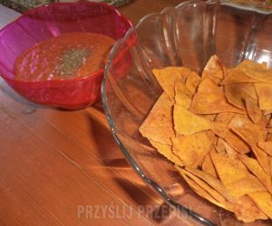 domowe nachosy na imprezę z sosem meksykańskim