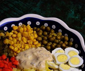 Sałatka warzywna z jajkami przepiórczymi
