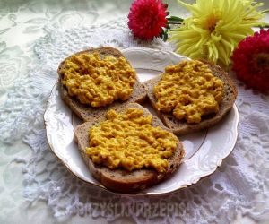 Złota jajecznica, czyli jajecznica na śmietanie z kurkumą, podana na chlebie z ziarnami