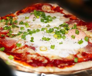 Pizza z sadzonym jajkiem i szczypiorkiem
