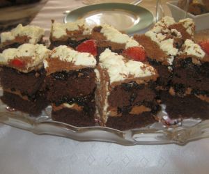 Kawałki ciasta nutella z czekoladą i truskawkami