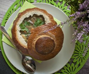 Jesienna zupa grzybowa w chlebku