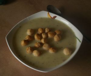 zupa-krem cebulowa z groszkami ptysiowymi