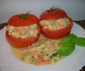 pomidory nadziewane jajecznicą z łososiem