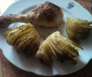 Ziemniaki hasselback  z udkiem z kurczaka