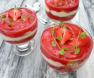 Deser budyniowo-jogurtowy z truskawkami