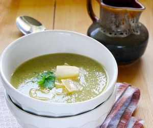 Kremowa zupa szczawiowa podana z parmezanem.