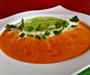 Zupa krem paprykowy z brokułowym puree