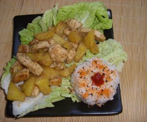 Kurczak z ananasem i ryżem na liściu kapusty pekińskiej.