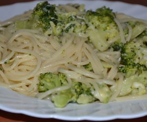 Spaghetti z brokułami i serem